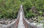 Enorme ponte pênsil em trilha no Parque Nacional Queulat, na Carretera Austral, no sul do Chile